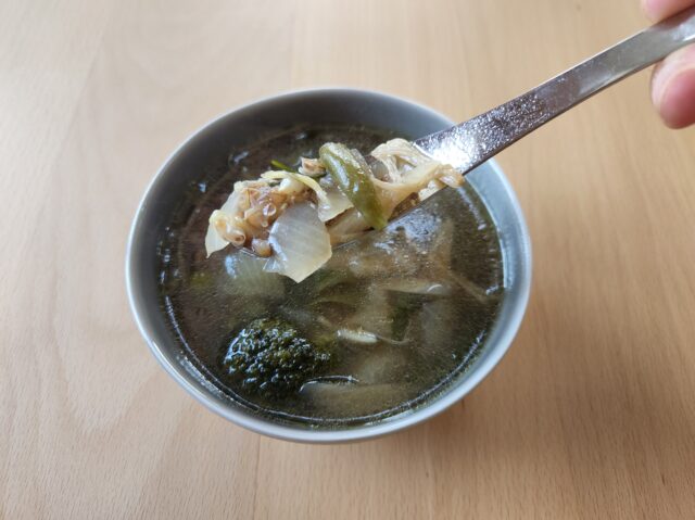 生姜風味の緑野菜ボーンブロススープ