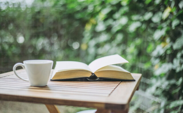 本とコーヒーカップと自然